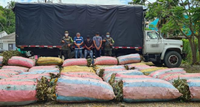 Durante el procedimiento se inmoviliza un vehículo y más de 9 mil tallos