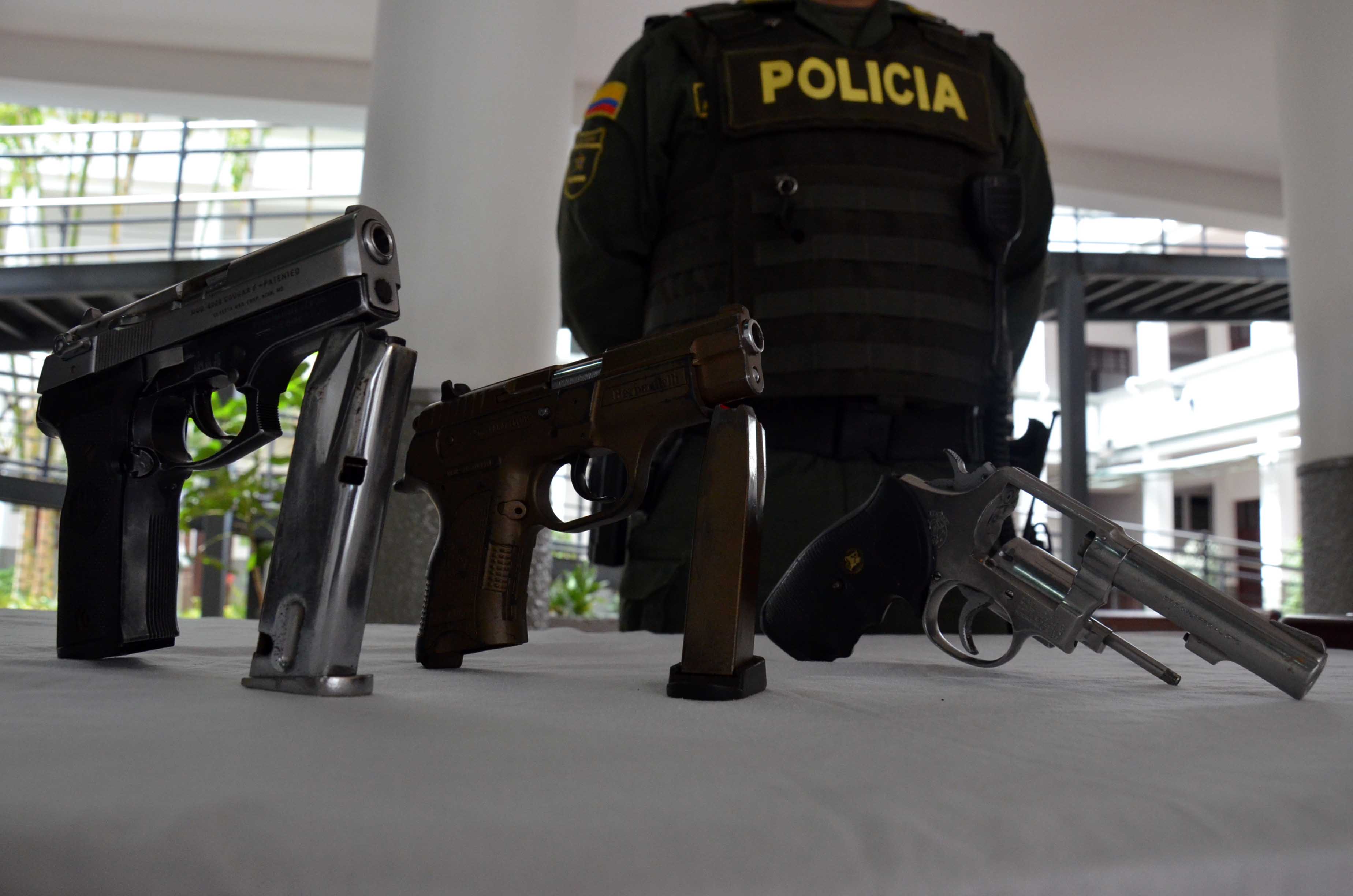 Policía custodia tres armas de fuego incautadas en Medellín