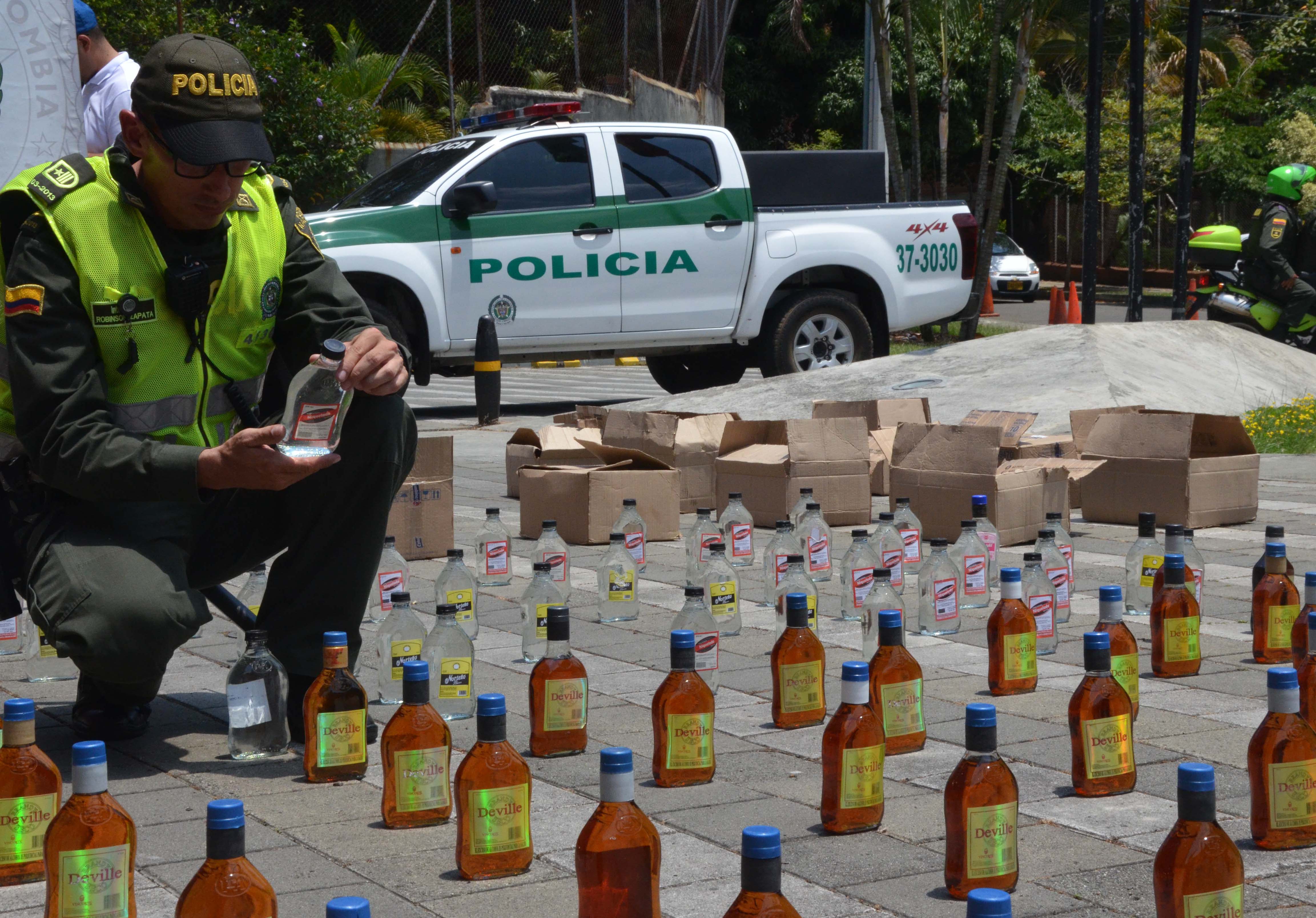 Policía de estación Belén revisa licor adulterado incautado