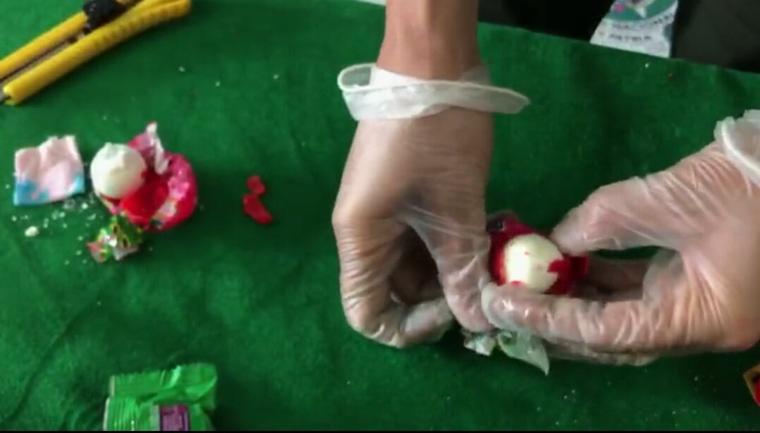 Incautamos-4.700-gramos-de-cocaína-al-interior-de-estos-tradicionales-dulces