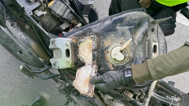 Incautan cocaína camuflada en el tanque de la gasolina de una moto