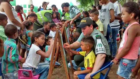 policia-dibujando-con-niños-y-niñas