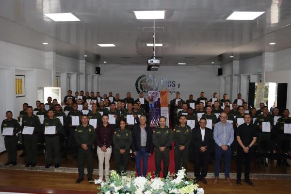 Fotografía social, 59 estudiantes de la ESAGU, con los certificados al finalizar los niveles A1 y A2 de inglés