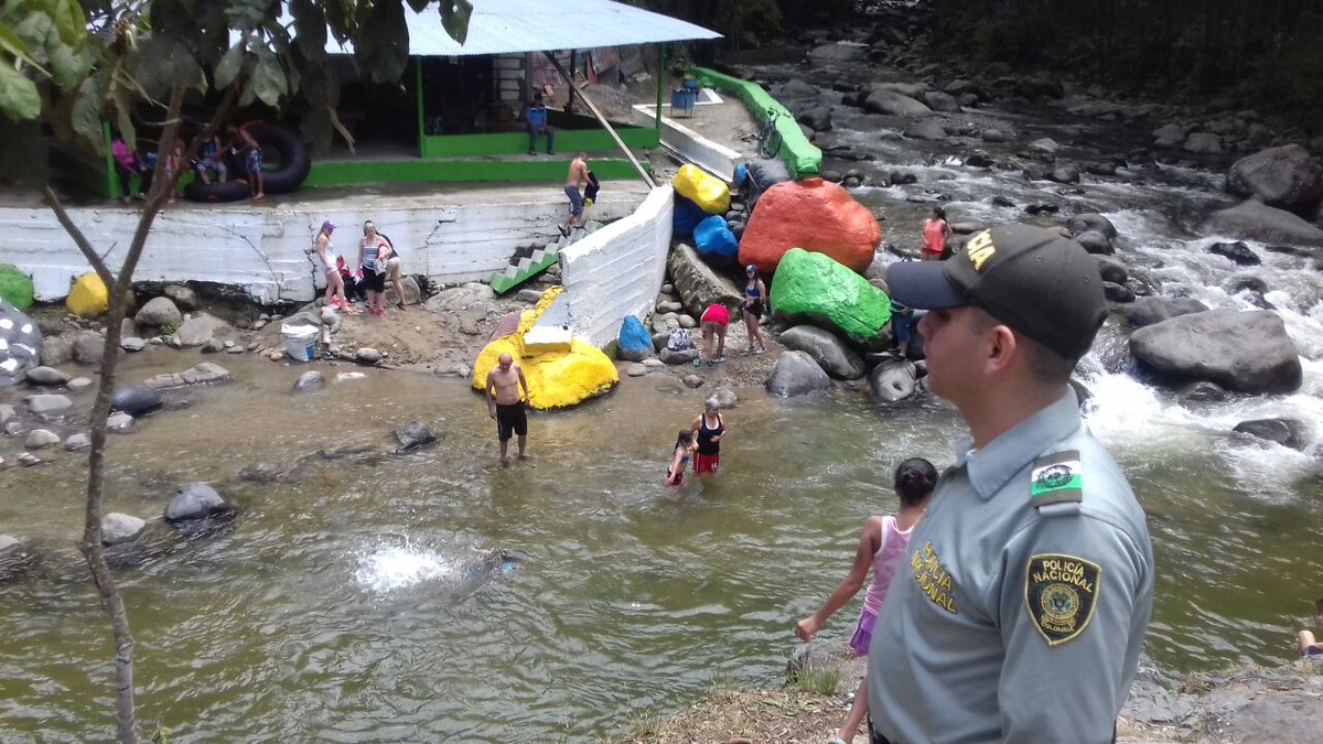 policia-protege-a-los-bañistas