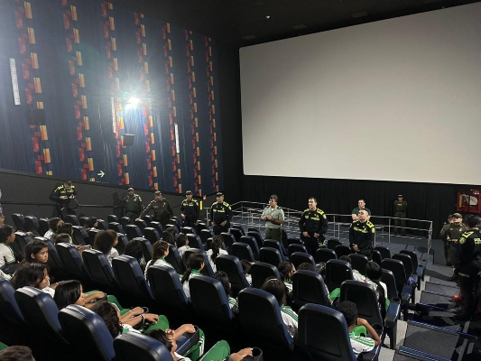  La Policía Nacional le cumplió el sueño a 100 niños de una institución en Mina.