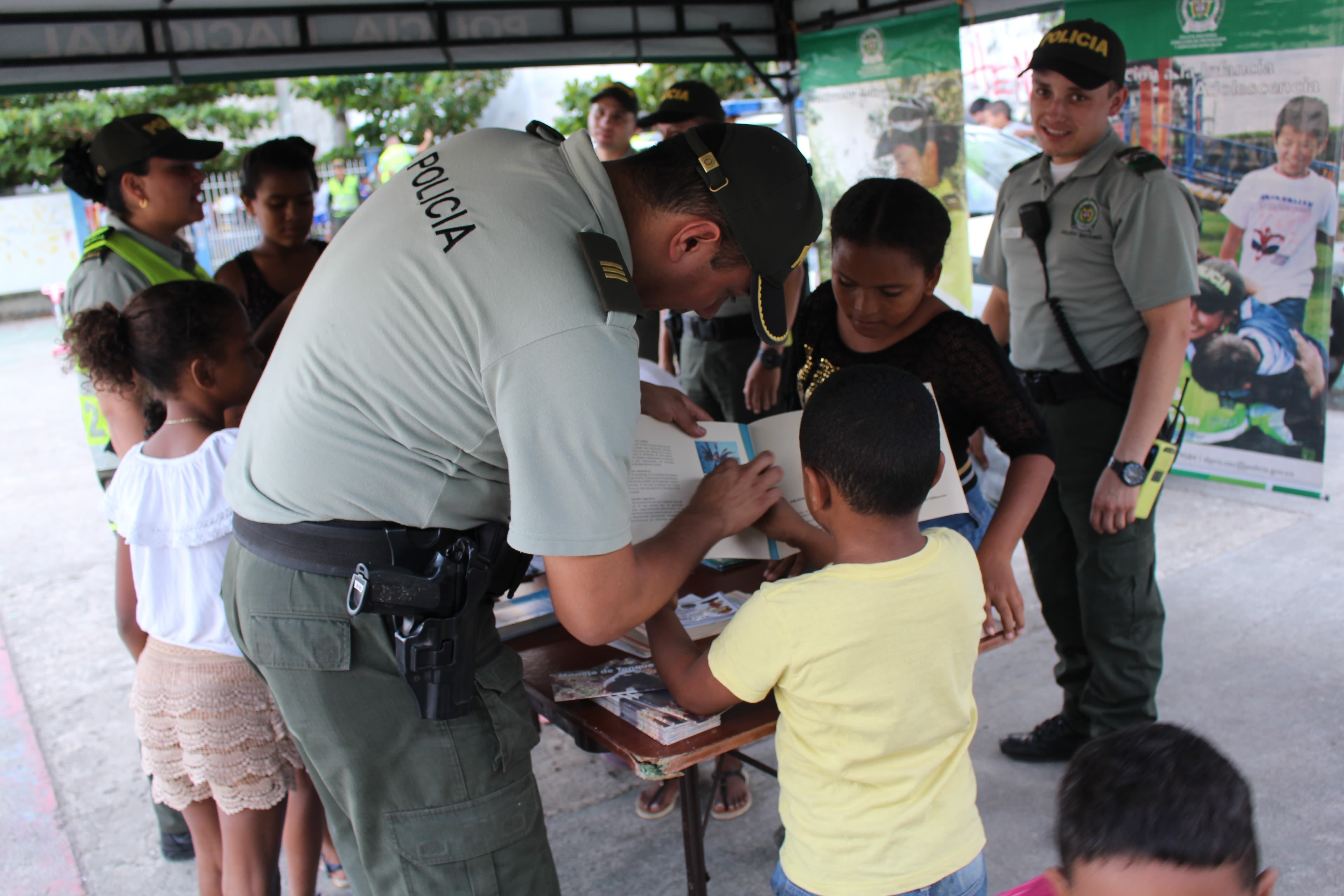 Interacción de los grupos de la Seccional de Protección con los niños del sector