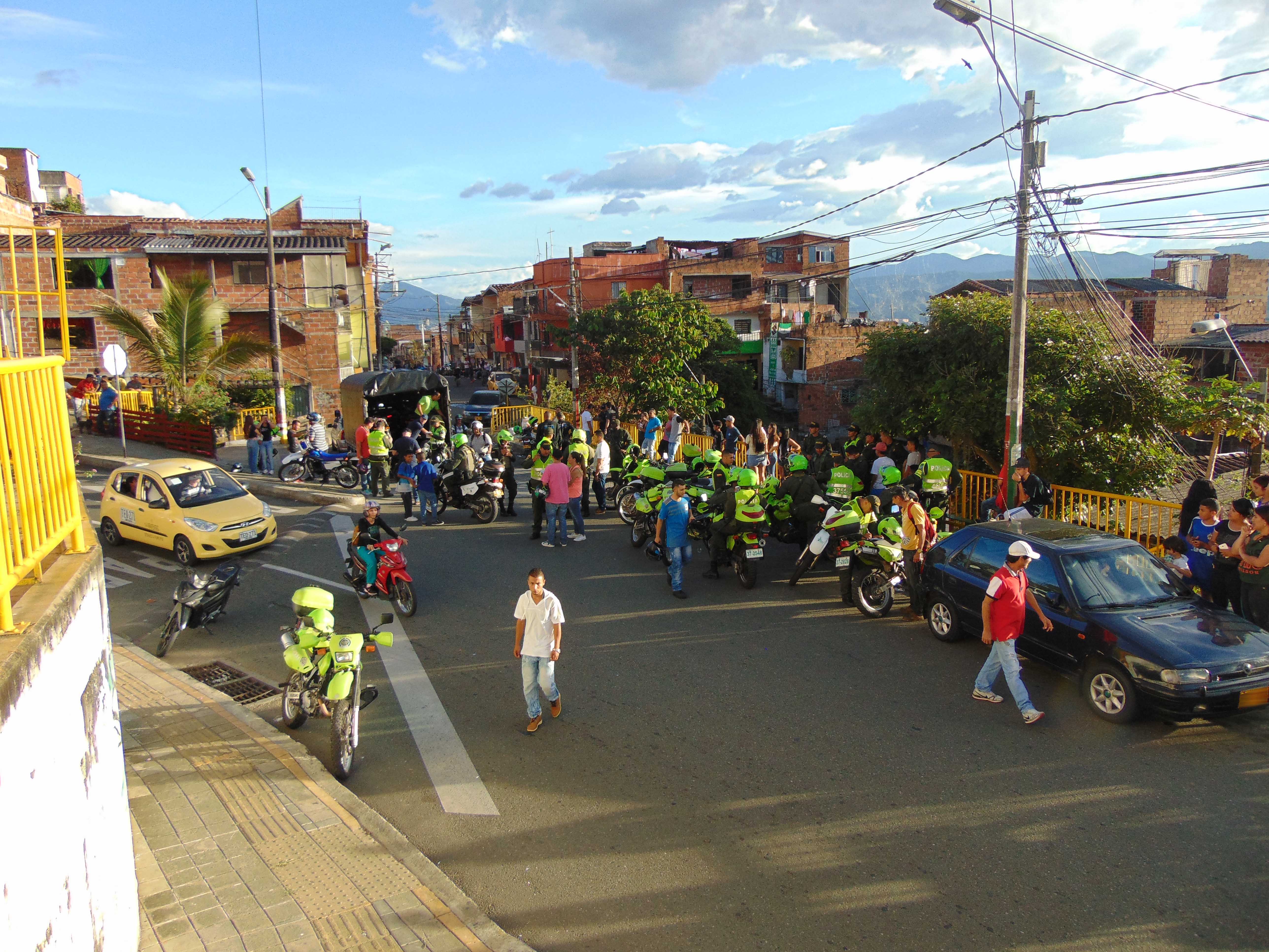 Policías realizan control a las motocicletas en el oriente de Medellín