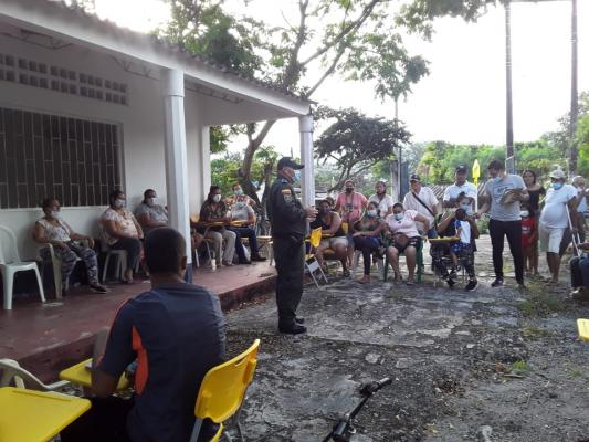 Policía realizando ornato y embellecimiento