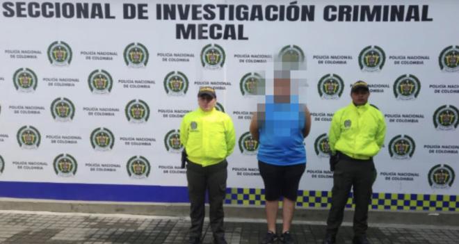 Persona capturada-policías custodiando 