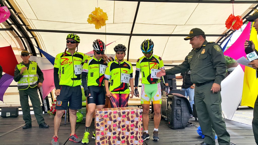 Con-concursos-y-obsequios-se-exaltó-la-labor-policial-a-fin-de-mejorar-la-calidad-de-vida-de-nuestros-uniformados 