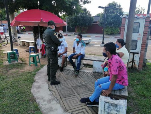 La-Policía-Nacional-sensibiliza-a-la-comunidad-sobre-el-uso-de-las-líneas-de-emergencia-5