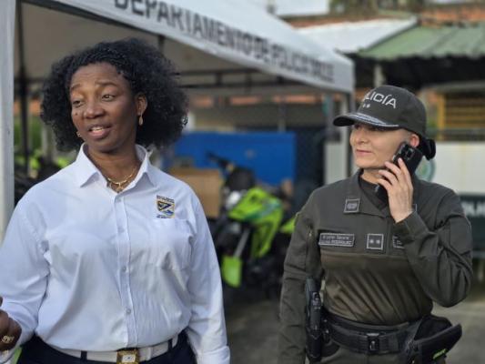 Brigadier General comandante del departamento de policía valle en compañía de la alcaldesa de buenaventura