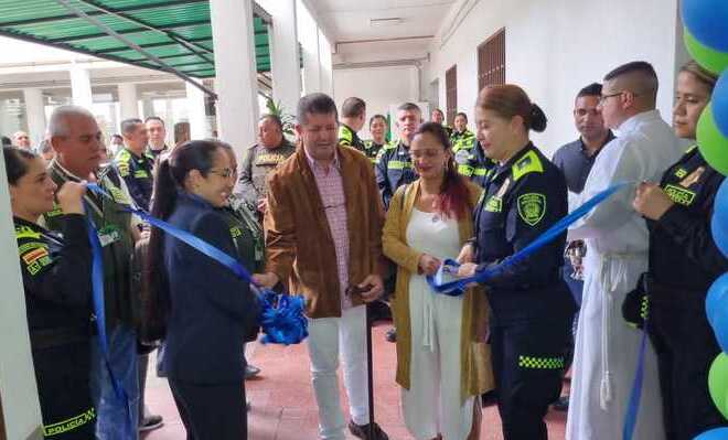 Avanzando en el fortalecimiento de sanidad policial, la directora escuchó usuarios e inauguró un establecimiento.
