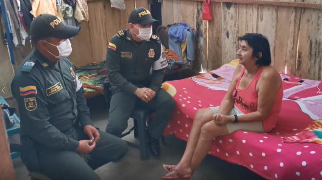 La_Policía_en_Santander_le_celebró_el_día_de_las_madres_a_Doña_Alejandrina_1