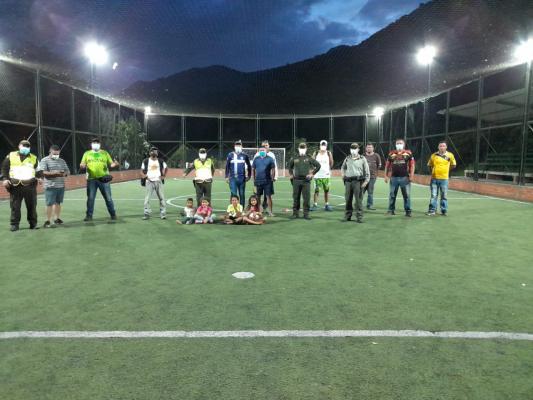 La_policía_nacional_lleva_luz_verde_oliva_a_la_comunidad_de_la_vereda_los_tanques_1