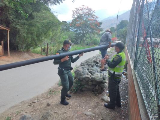 La_policía_nacional_lleva_luz_verde_oliva_a_la_comunidad_de_la_vereda_los_tanques_2