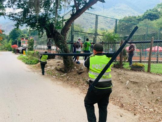 La_policía_nacional_lleva_luz_verde_oliva_a_la_comunidad_de_la_vereda_los_tanques_4