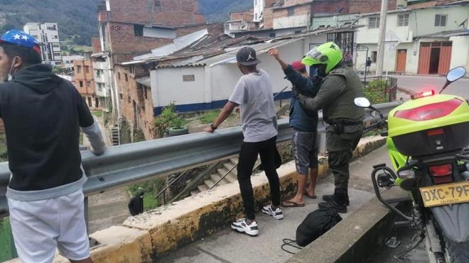  la_policia_y_el_ejercito_se_toman_el_municipio_de_pamplona.j