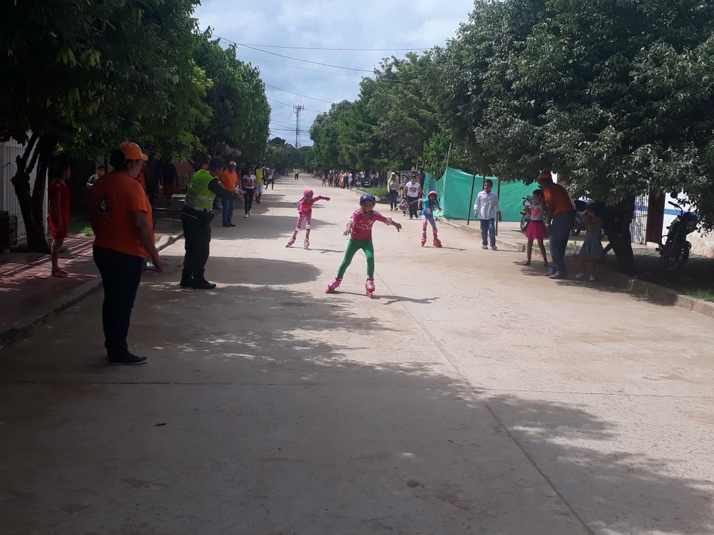 policia-compartir con los niños-tornero de patinaje-guamal-magdalena-trabajo interinstitucional-parroquia-mas cerca del ciudadano