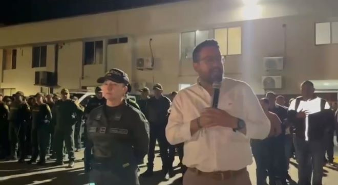 La señora brigadier general con el secretario de gobierno y policías formando 