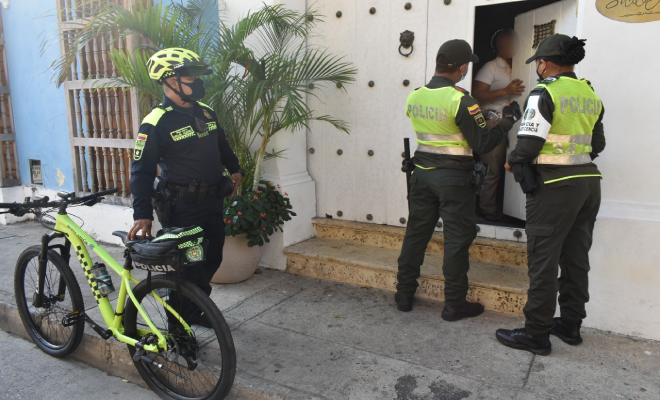 Con solo saludar la Policía quiere recuperar la confianza de los ciudadanos en Cartagena. 