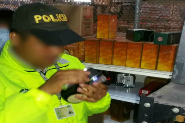 Inspección-a-botellas-de-licor-en-establecimientos-comerciales.