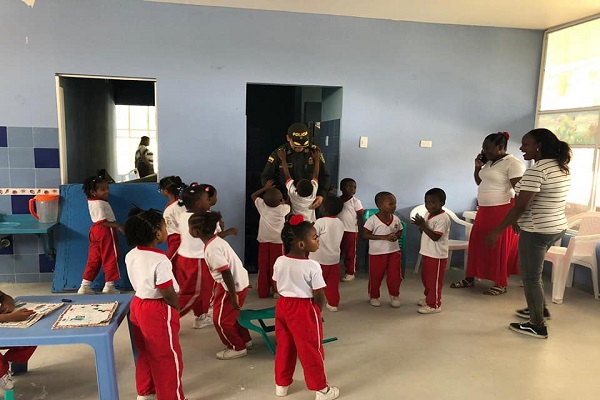Los-niños-del-CDI-de-huapango-recibieron-la-visita-del-comandante-de-Policía-Chocó