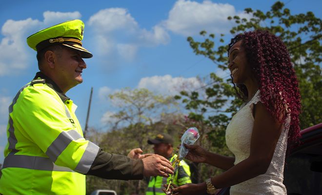 Los policias sorprendieron a las mujeres en carreteras de Bolívar, con la entrega de rosas