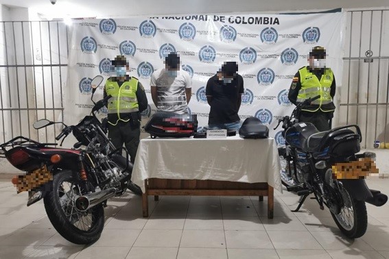 2 personas capturadas-policías custodiando-motocicletas inmovilizadas