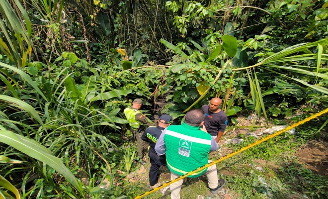 autoridades en el lugar de los hechos acontenidos de maltrato animal