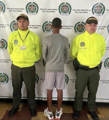 Persona capturada-policías custodiando