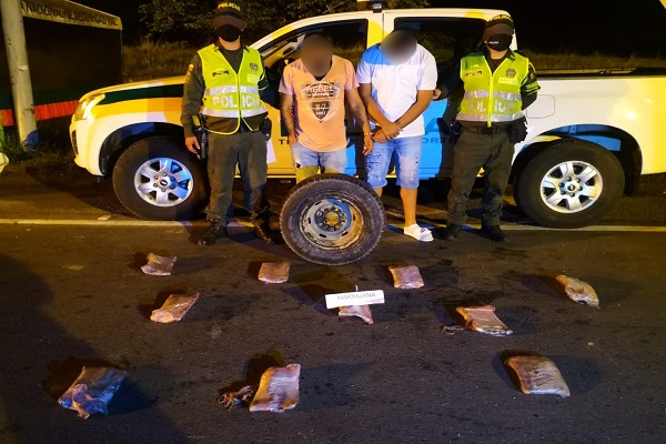 cinco kilogramos de marihuana  venían encaletados en la llanta de repuesto