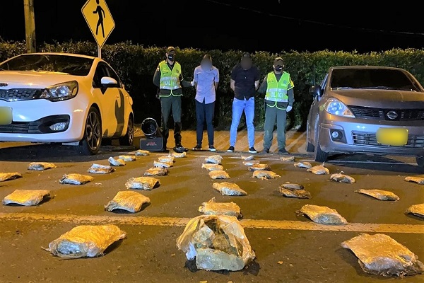 Encaletada marihuana en cilindro de combustible de un automóvil 