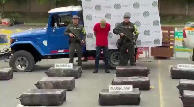 Incautación de marihuana, transportada en un vehículo de servicio particular