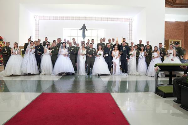 La Policía Nacional llevó a cabo matrimonios colectivos