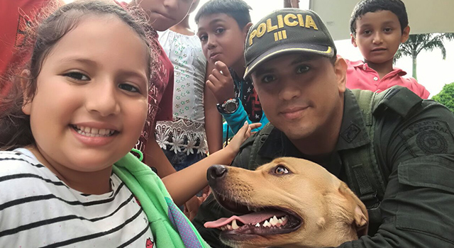 ‘Max’-el perro policía-que ayuda en la enseñanza-del nuevo Código de Convivencia-Meta