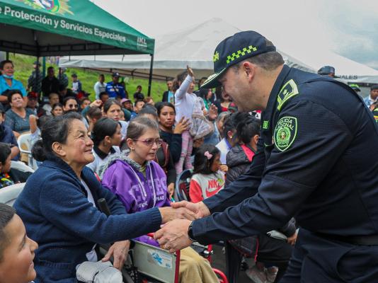 Mayor general Carlos Triana con la comunidad
