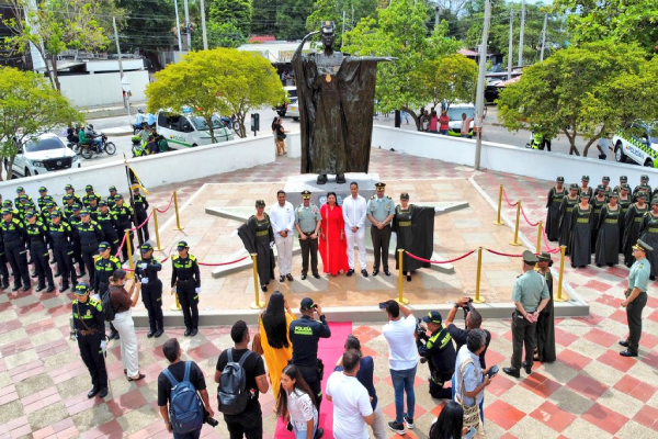 Develan monumento en honor a la mujer policía indígena en celebración de los 60 años del Departamento de Policía Guajira