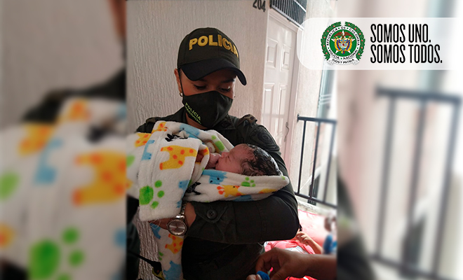 En manos de policías nace un bebé