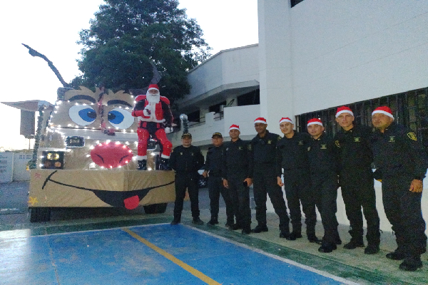 Con la caravana navideña, la Policía Nacional llega a los barrios de Riohacha
