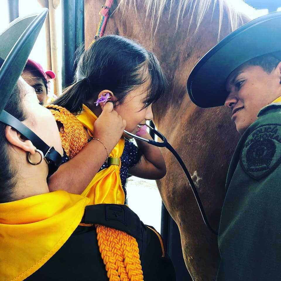 nina_escuchando_el_corazon_de_un_caballo