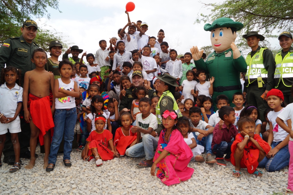niños de la Comunidad Indígena y Policía Nacional