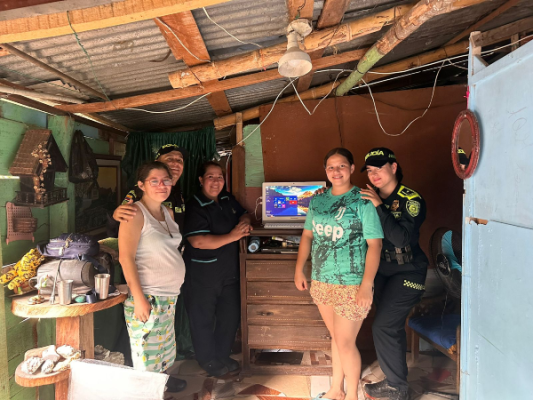 Entrega de un computador a familia en la Dorada