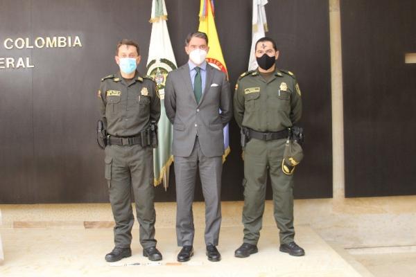 De izquierda a derecha: señor Brigadier General Henry Armando Sanabria Cely Director Dirección Administrativa y Financiera, Doctor José Andrés O´Meara Riveira Director General Colombia Compra Eficiente, señor Coronel Juan Valderrama Jefe Logístico Dirección Administrativa y Financiera.