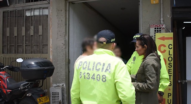 policía acompaña a autoridades durante diligencias de extinción de dominio