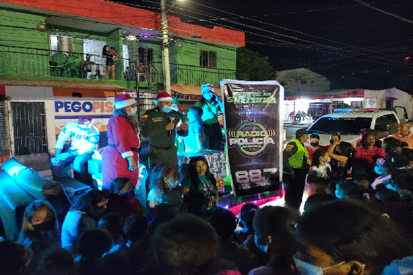 Con la caravana navideña, la Policía Nacional llega a los barrios de Riohacha