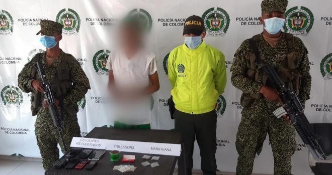 1 persona capturada-policías custodiando