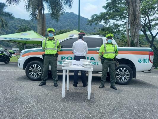 personas capturadas-policías custodiando-vehículo inmovilizado