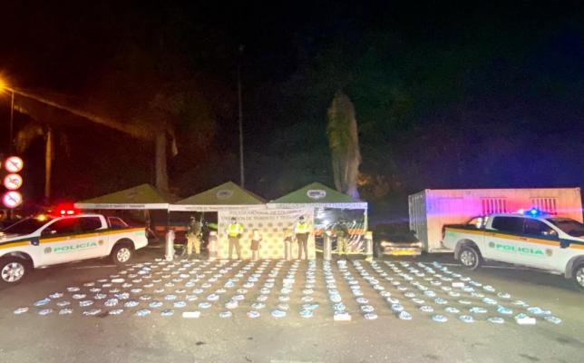 Alucinógeno incautado-policía custodiando