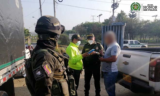 Policía dando información para evitar el abigeato